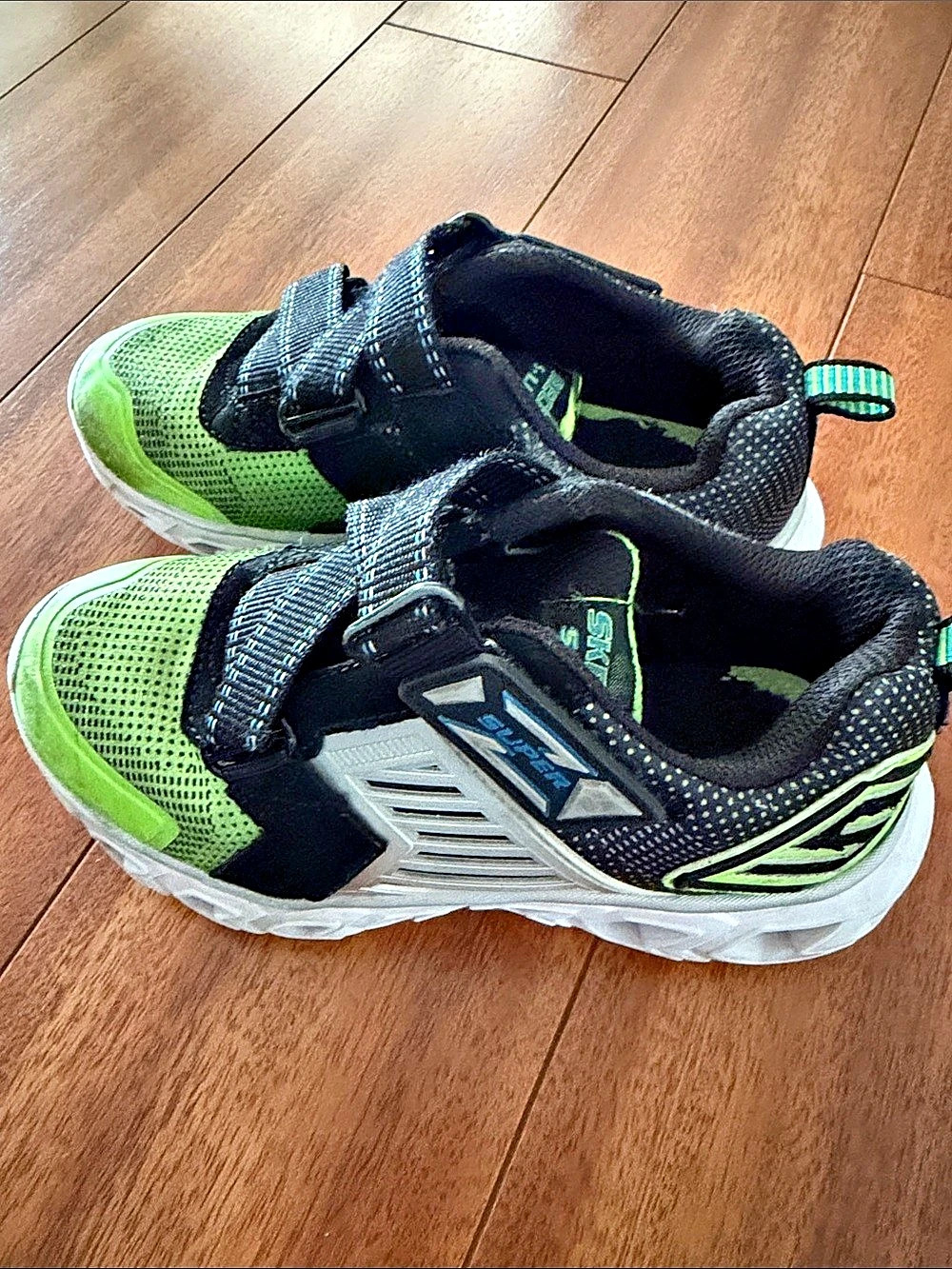 Sketcher Kids Athletic Sneakers Green & Black US 12.5 shoe- the  left part doesn